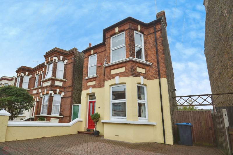 4 Bedroom Detached House For Sale At Prices Avenue Margate Kent £